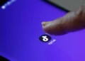 Pessoa acessando aplicativo do TikTok no celular.