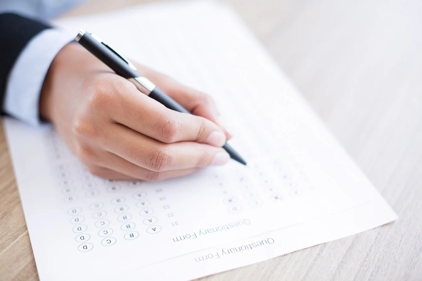 concurso da FUB Pessoa preenchendo formulário de múltipla escolha para inscrição em concurso.