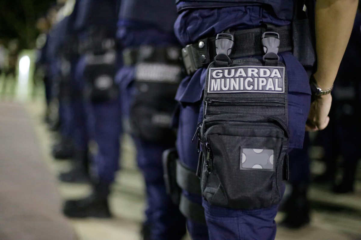 Guarda Municipal em formação, com foco em uniformes e equipamentos de segurança.