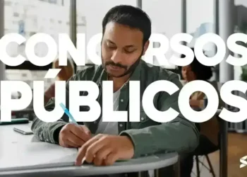 Homem estudando para concurso público em ambiente coletivo