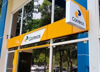 Agência dos Correios com logo visível e fachada destacada, ilustrando a urgência das contratações solicitadas pelo sindicato.
