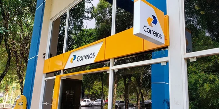 Agência dos Correios com logo visível e fachada destacada, ilustrando a urgência das contratações solicitadas pelo sindicato.