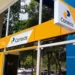 Agência dos Correios com logo visível e fachada destacada, ilustrando a urgência das contratações solicitadas pelo sindicato.