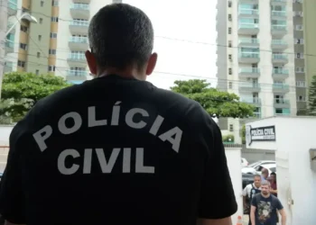 "Policial da Polícia Civil do Rio de Janeiro em frente à delegacia."