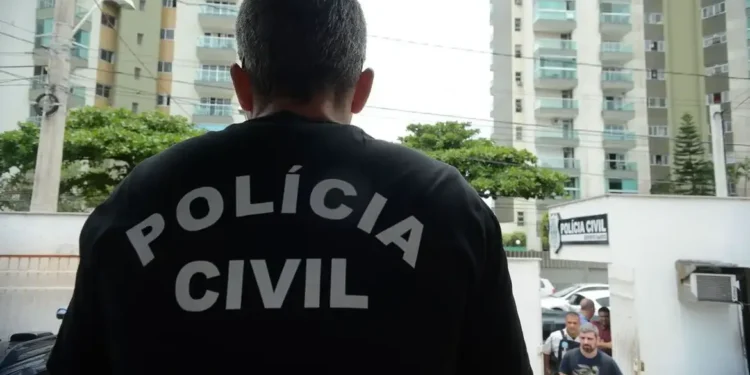 "Policial da Polícia Civil do Rio de Janeiro em frente à delegacia."