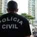 "Policial da Polícia Civil do Rio de Janeiro em frente à delegacia."