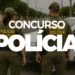 Policiais militares próximos a um carro, anúncio de concurso da PM-SP