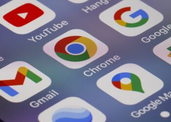 Tela de smartphone com ícones de aplicativos do Google como Chrome, Gmail, YouTube e Drive.
