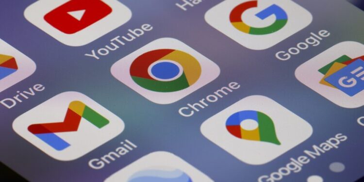 Tela de smartphone com ícones de aplicativos do Google como Chrome, Gmail, YouTube e Drive.