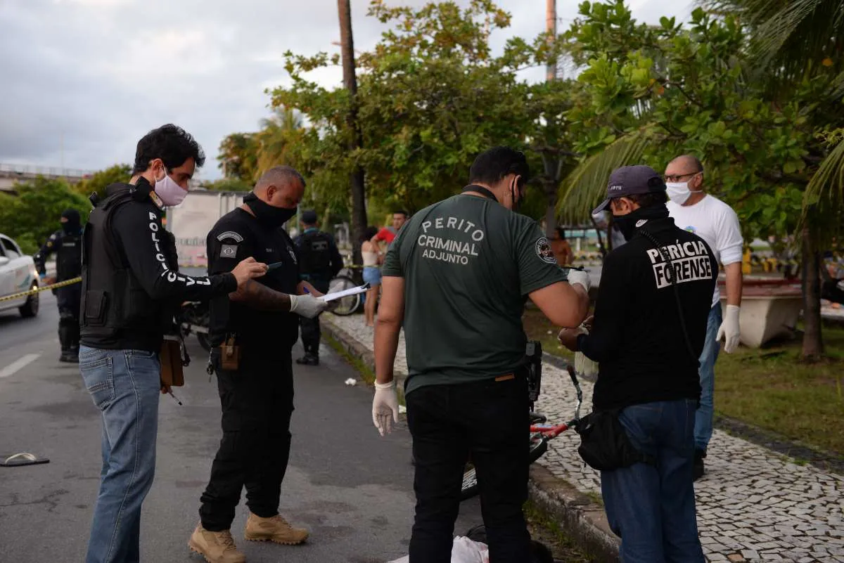 Perícia no Local de Crime Equipe de peritos e policiais no local de um crime.