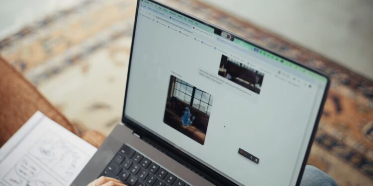 Pessoa usando notebook para criar uma imagem digital com inteligência artificial, ChatGPT