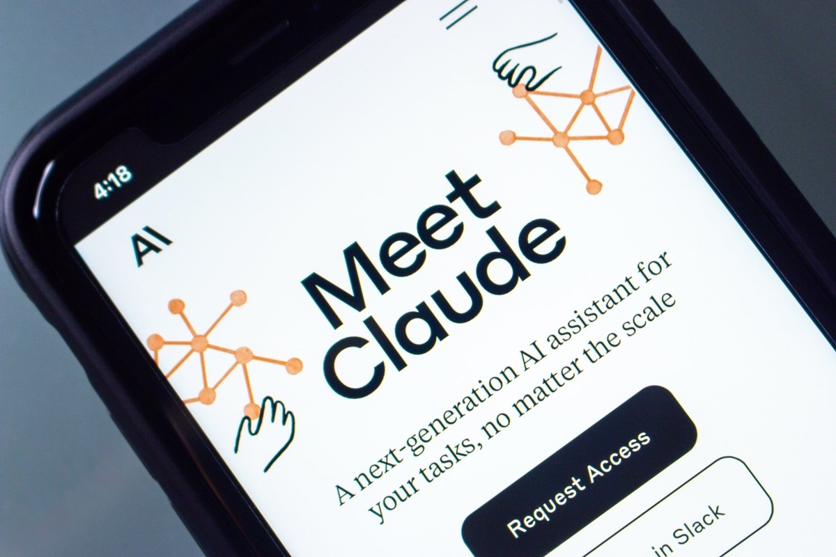 Aplicativo Claude, da Anthropic, exibido em um smartphone — interface simples e intuitiva de uma IA promissora Claude da Anthropic aberto na tela