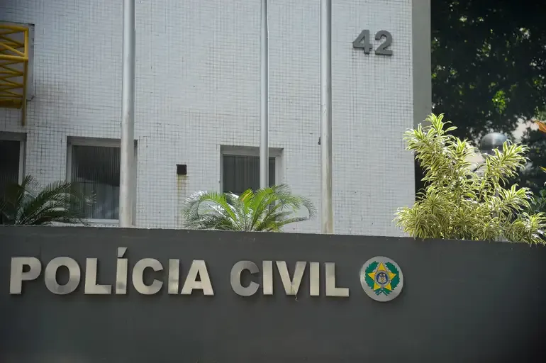 "Fachada da sede da Polícia Civil, com placas e identificação da instituição."