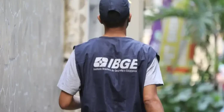 Pessoa com colete do IBGE realizando pesquisa de rua