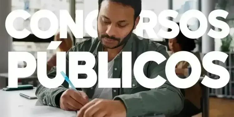 Pessoa se dedicando aos estudos para o concurso público.