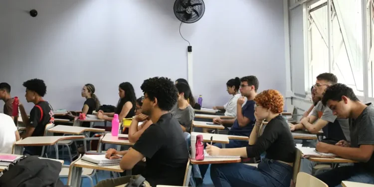 Lula autoriza LOA, ofertando mais de 85 mil vagas em concursos.