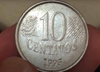Moeda de 10 centavos de 1995, com falha de cunhagem visível, considerada rara e valiosa.