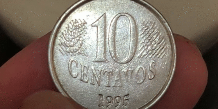 Moeda de 10 centavos de 1995, com falha de cunhagem visível, considerada rara e valiosa.