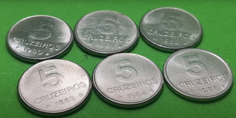 Moedas de 5 cruzeiros dos anos 1980 com valor de colecionador