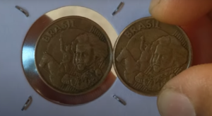 Comparação entre a moeda de 10 centavos com erro de cunhagem (ponto no peito de Pedro I) e uma moeda comum.