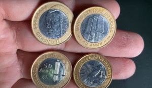 Imagem de moedas comemorativas de 1 Real, incluindo as de Juscelino Kubitschek, Banco Central e Beija-Flor, com destaque para a diversificação de edições comemorativas.