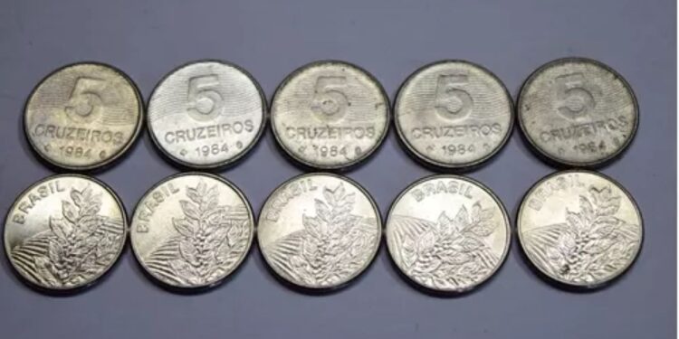 Conjunto de moedas de 5 cruzeiros de 1984, algumas com possíveis erros de cunhagem, que podem ser valiosas para colecionadores.