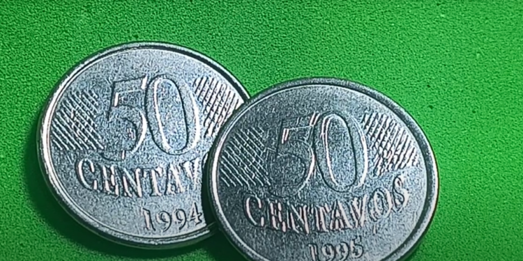 Moedas de 50 centavos de 1994 e 1995, com erros de cunhagem que as tornam valiosas no mercado numismático.