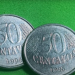 Moedas de 50 centavos de 1994 e 1995, com erros de cunhagem que as tornam valiosas no mercado numismático.