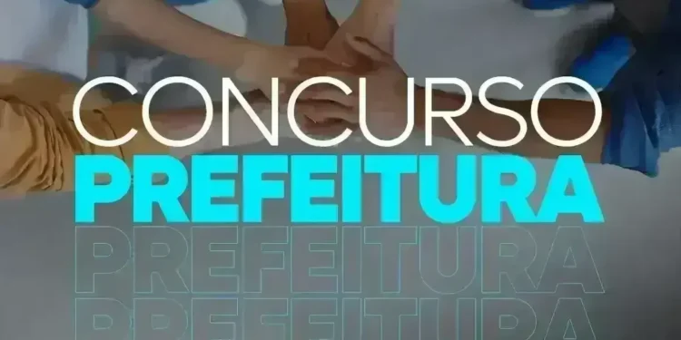 Grupo de pessoas unidas com foco no concurso da Prefeitura.