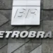 Logotipo da Petrobras em fachada de edifício.