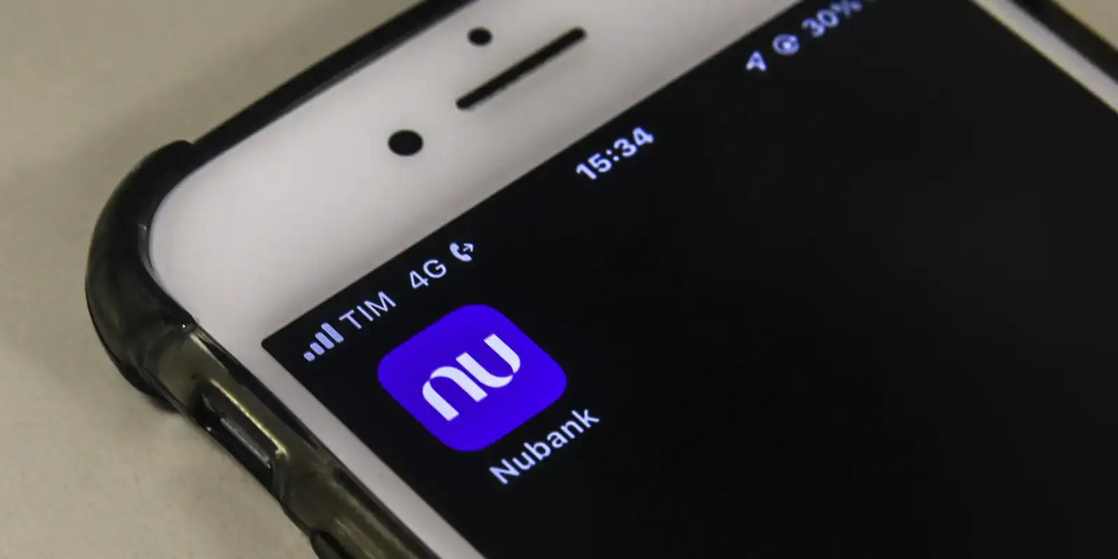 Notificação do nubank Ícone do aplicativo Nubank em um celular com sinal 4G.
