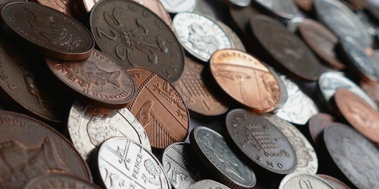 moedas diversas espalhadas, representando colecionismo e possíveis raridades