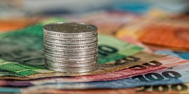 Moedas e cédulas brasileiras, com destaque para as moedas comemorativas da UNESCO, que podem valer mais de 600 reais no mercado numismático.