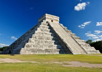 Pirâmide de Chichén Itzá sob céu azul, símbolo da civilização maia no México