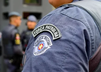 Agente da Polícia Militar usando colete à prova de balas. Imagem relacionada ao concurso da Polícia Militar