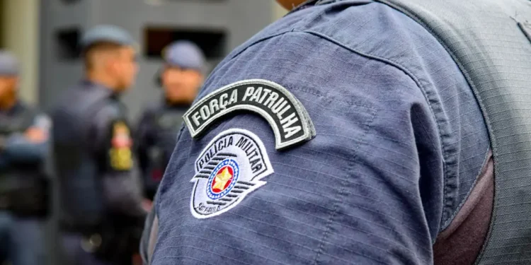 Agente da Polícia Militar usando colete à prova de balas. Imagem relacionada ao concurso da Polícia Militar