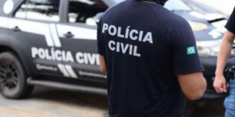 Agente da Polícia Civil em frente a viatura durante operação no Ceará