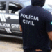 Agente da Polícia Civil em frente a viatura durante operação no Ceará