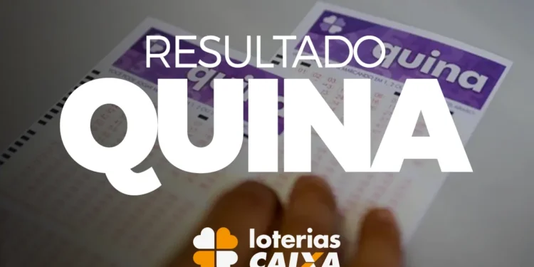 Pessoa confere bilhete da Quina com resultado do concurso 6702, realizado em 9 de abril de 2025