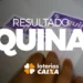 Pessoa confere bilhete da Quina com resultado do concurso 6702, realizado em 9 de abril de 2025