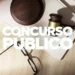 Martelo de juiz e óculos sobre uma mesa, com a palavra Concurso Público em destaque