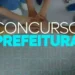 Grupo de pessoas unidas com as mãos, simbolizando a união dos candidatos para o concurso da Prefeitura.