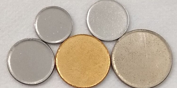 Discos metálicos lisos de diferentes tamanhos, com um destaque em cor dourada.