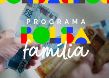 Pessoa segurando cédulas de dinheiro com logo do Programa Bolsa Família em sobreposição