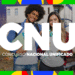 Jovens estudantes sorridentes segurando livros com o texto Concurso Nacional Unificado (CNU) em destaque, representando o cronograma preliminar divulgado pelo Ministério da Gestão e da Inovação.