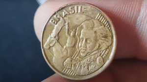 Moeda de 10 centavos com falha visível no anverso Detalhe do erro de cunho em moeda de 10 centavos de 2010