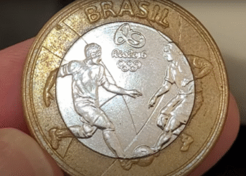 Moeda da Copa Rio 2016 com imagem de jogadores de futebol e o logo dos Jogos Olímpicos.