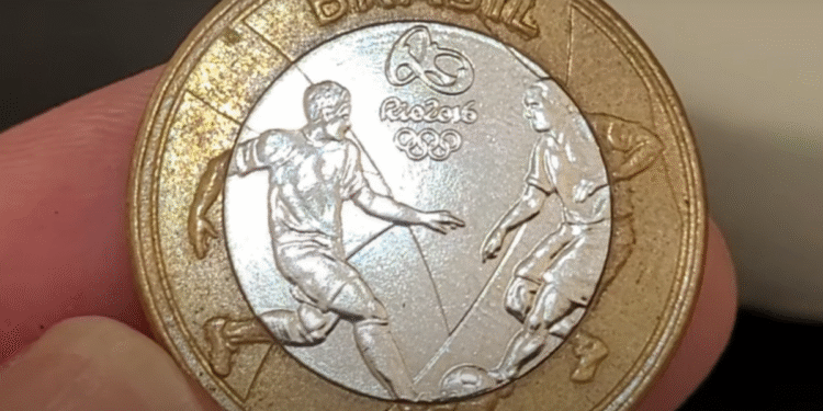 Moeda da Copa Rio 2016 com imagem de jogadores de futebol e o logo dos Jogos Olímpicos.
