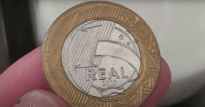 Moeda de 1 Real 2018 com Disco Descentralizado - Erro Raro Moeda de 1 real de 2018 exibindo um raro erro de disco deslocado, conhecido entre colecionadores.