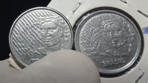 Moeda Rara com Erro de Cunho Trocado: Um Tesouro para Colecionadores Duas moedas brasileiras lado a lado, uma delas apresentando erro raro conhecido como cunho trocado.
